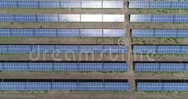 一座太阳能发电厂的全景图，一排排太阳能电池板，太阳能电池板，顶部视图，到太阳能发电厂的空中视图